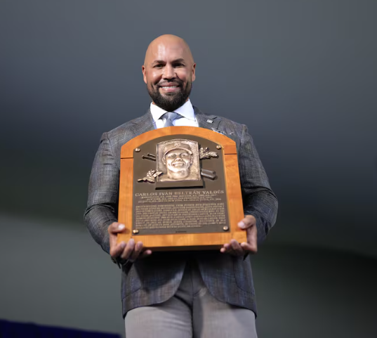 Carlos Beltrán recibe la placa de la inmortalidad en Cooperstown